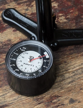 Bomba de aire manual Lezyne Alloy Floor Drive para ciclismo
