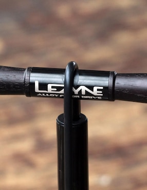 Bomba de aire manual Lezyne Alloy Floor Drive para ciclismo